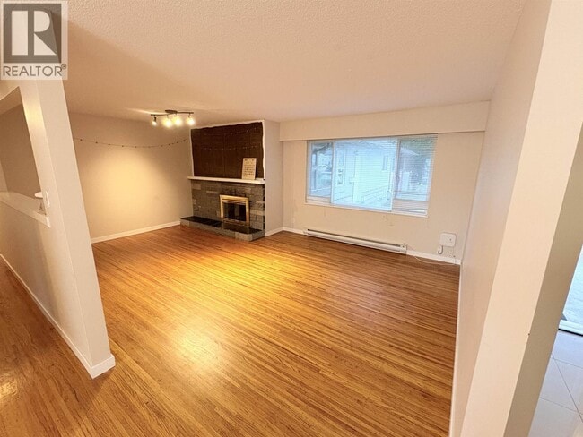Building Photo - 2390 Kitchener Ave