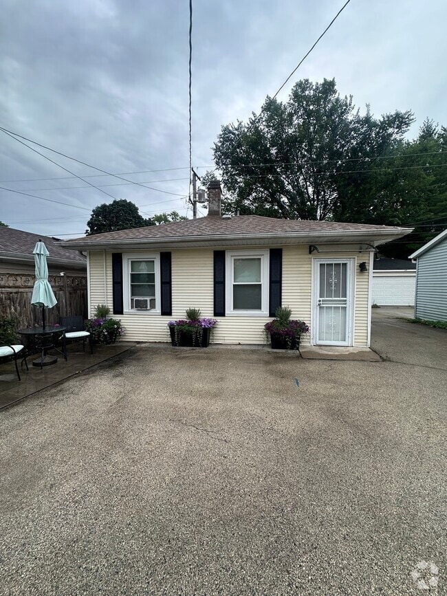 Building Photo - 144 Lathrop Ave