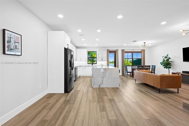 Foto del edificio - 8446 Lake Majesty Ln