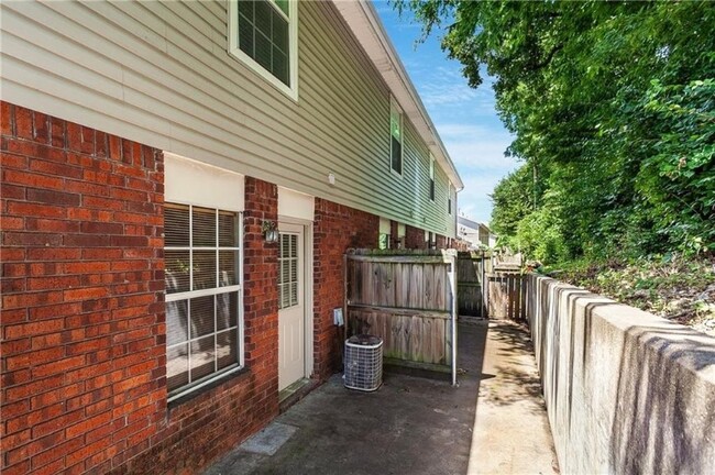 Building Photo - 1206 N Iron Horse Dr