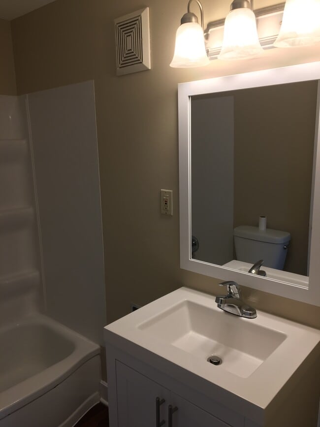 Building Photo - 8 S Morning St