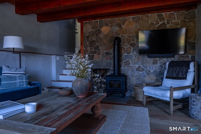 Foto del edificio - 69 Mudge Pond Rd