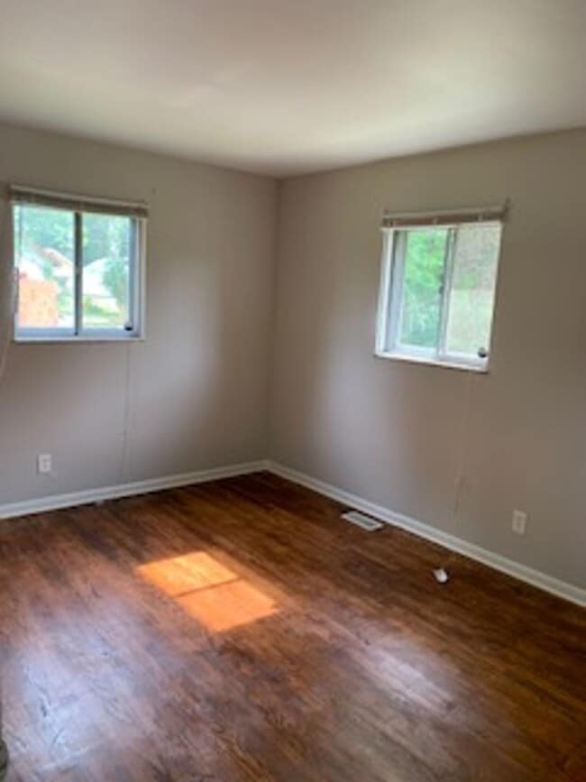 Foto del edificio - Three Bedroom Home Located Near Burdsal Pk...