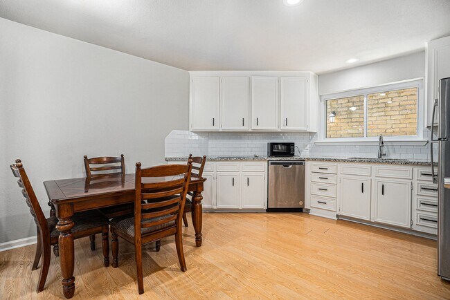 Building Photo - 16607 Neumann Dr
