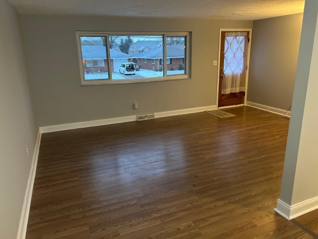 Building Photo - 907 Birchwood Dr