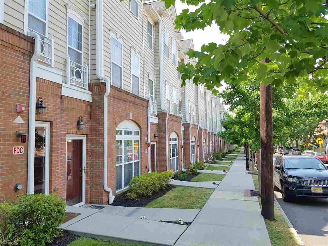 Primary Photo - 263 Custer Ave