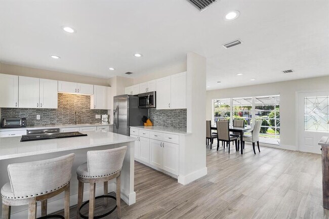 Foto del edificio - 2501 NE 12th St