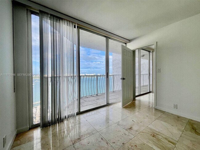 Foto del edificio - 7601 E Treasure Dr