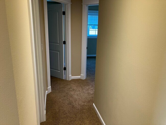 Foto del edificio - Beautiful, Stand Alone Home Available in Issaquah Highlands! 3 Bedrooms on the top floor!