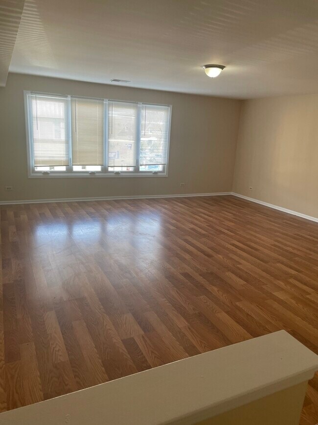 Foto del edificio - 5753 W Higgins Ave
