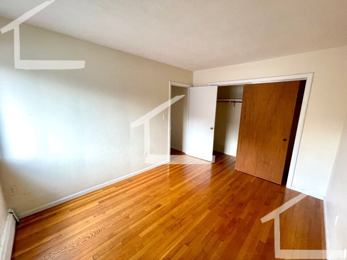 Building Photo - 2BR 1Bth unit. Heat/Hot Water included. Vacant, ready to show