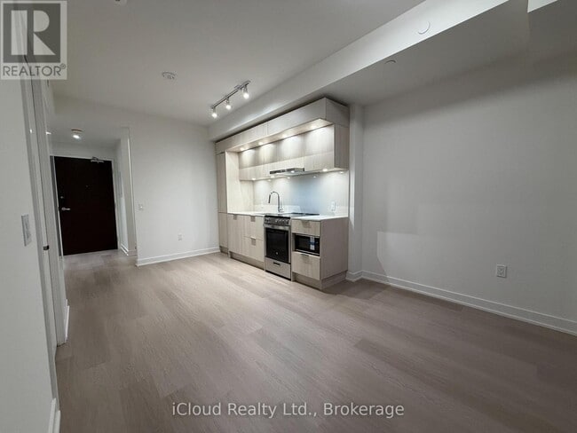 Building Photo - 448 Burnhamthorpe Rd W