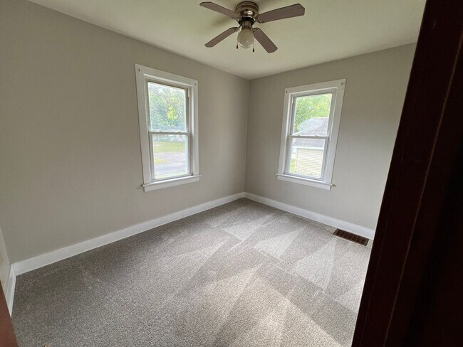 Foto del edificio - 2 bedroom / 1 bathroom Home with detached ...