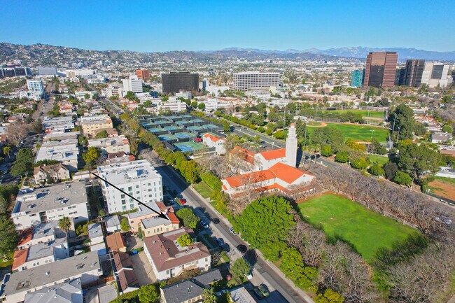 Foto del edificio - 913 Le Doux Rd