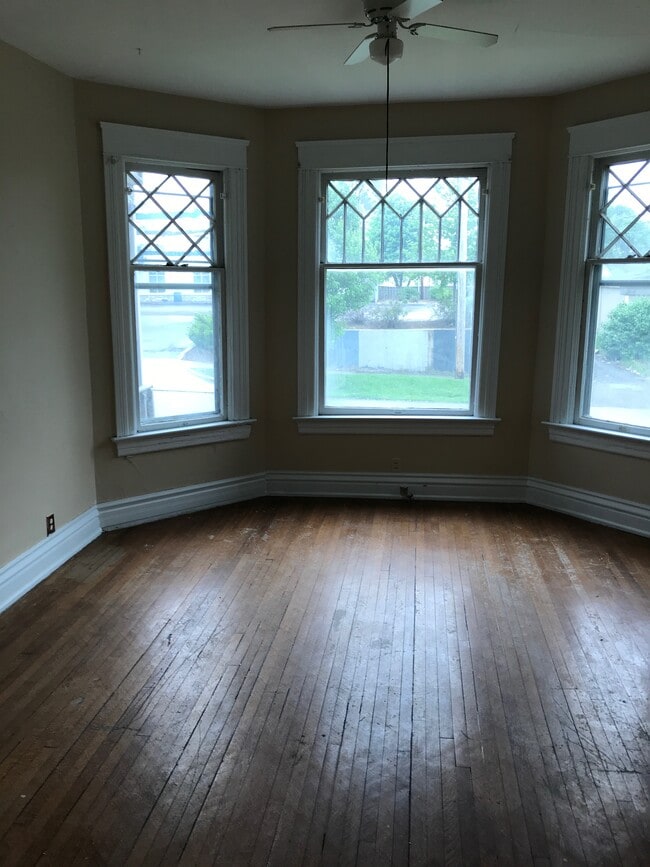 Building Photo - 114 W Taber St