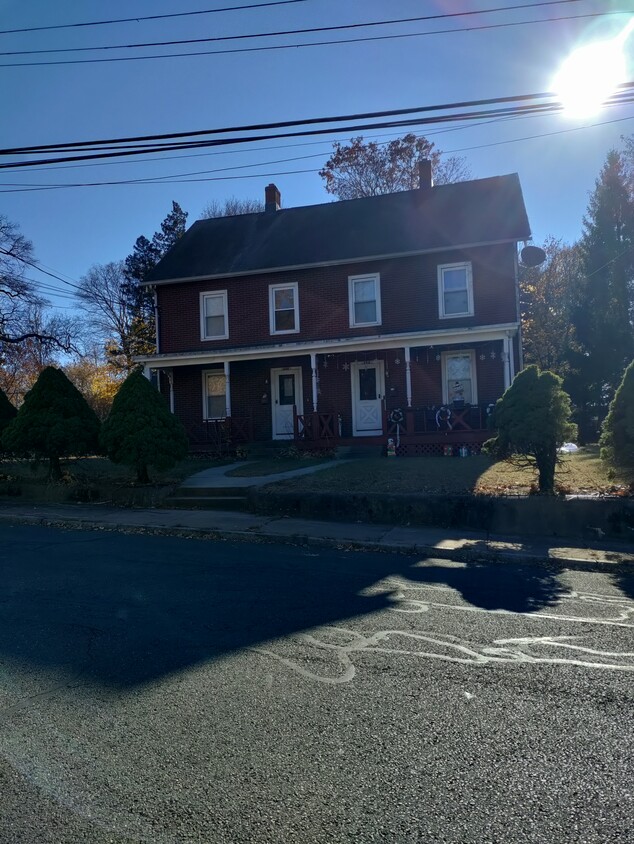 Frente de la casa. La unidad está a la izquierda. - 110 Walnut St