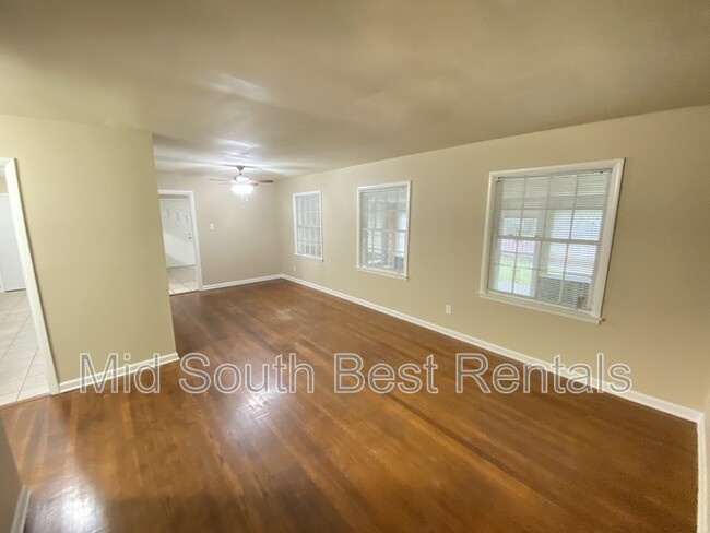 Building Photo - 3216 Cromwell Ave