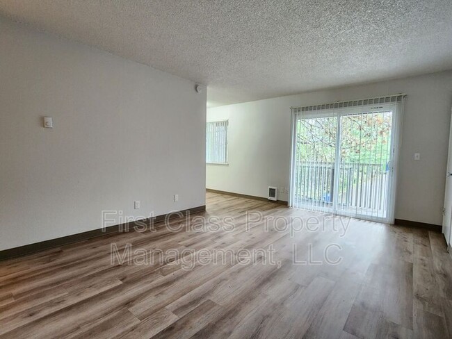 Building Photo - 5704 SW Beaverton Hillsdale Hwy