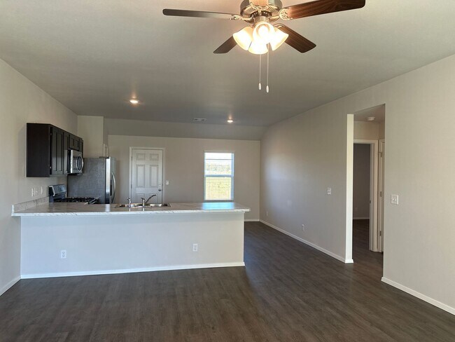 Foto del edificio - *4 Weeks Rent FREE - NO HIDDEN FEES!* Three Bedroom | Two Bath Home in Robinson Ranch