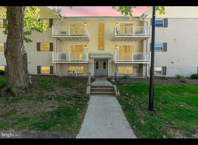 Building Photo - 5 Warren Lodge Ct