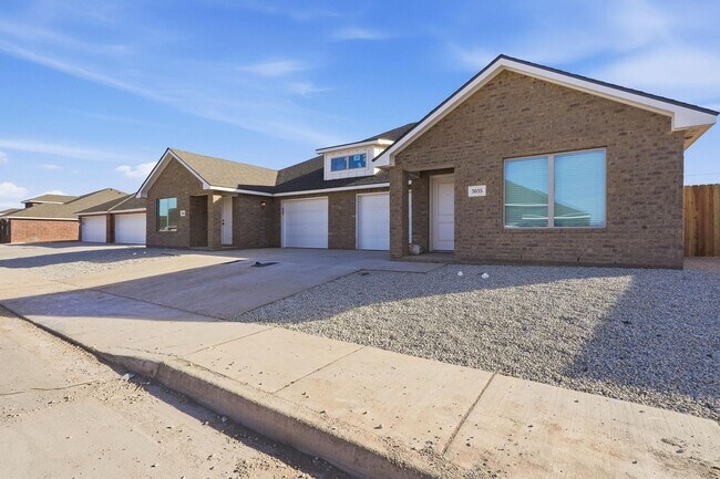 Foto del edificio - Modern Duplex Living | $2,550 | Available June 5 Near Stargate