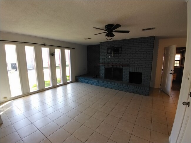 Building Photo - 705 Haynes Dr