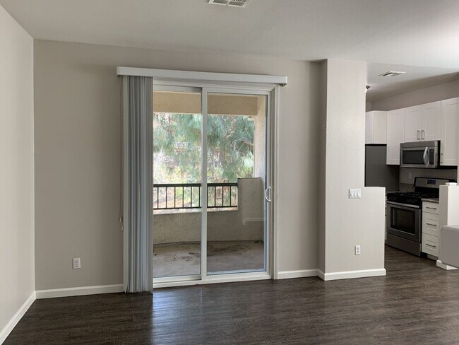 Foto del edificio - Sabre Springs Top Floor Condo with Carport