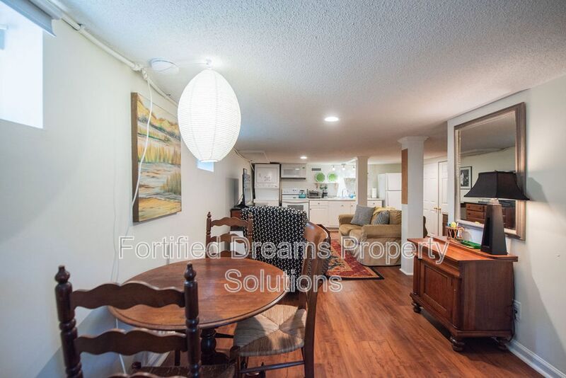 Foto principal - 1739 Robinhood Rd