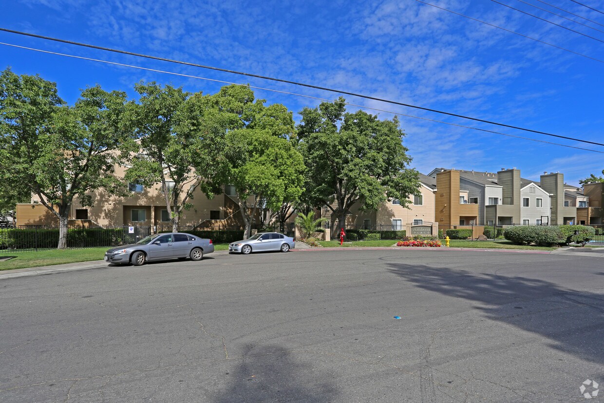 Amherst Place Condominiums Apartments in Sacramento, CA