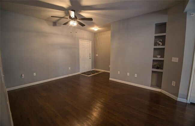 Foto del edificio - 2320 Gracy Farms Ln
