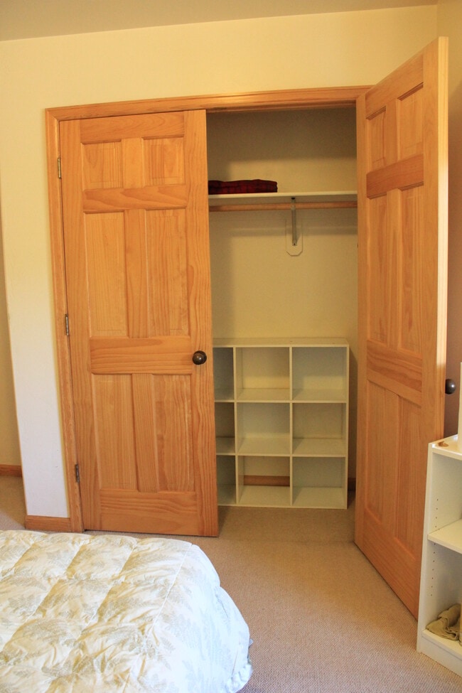 Foto del edificio - 128 Old Country Ln