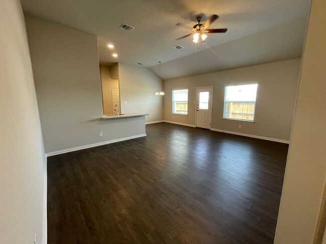 Building Photo - Luxury 3/2 Duplex in Seguin, Texas (Navarro ISD)