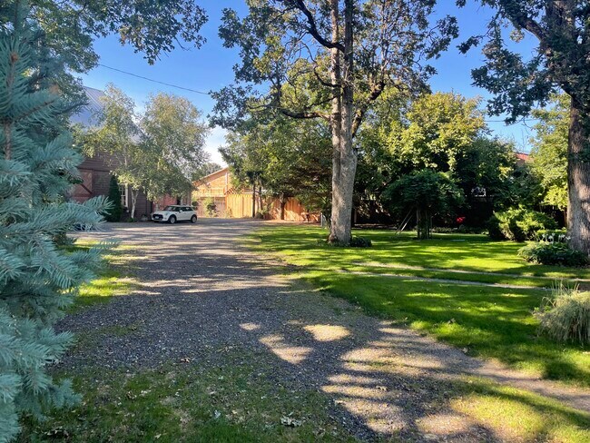 Foto del edificio - 1373 Barker Rd