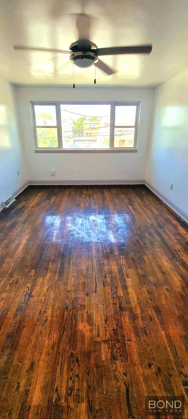 Building Photo - Renovated 3BR in Private Townhouse, only minutes from Midtown Manhattan!