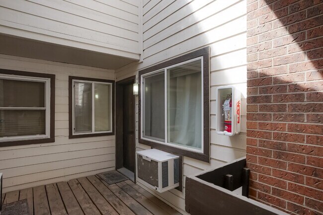 Building Photo - 2 Bedroom/2 Bathroom Condo - Aurora