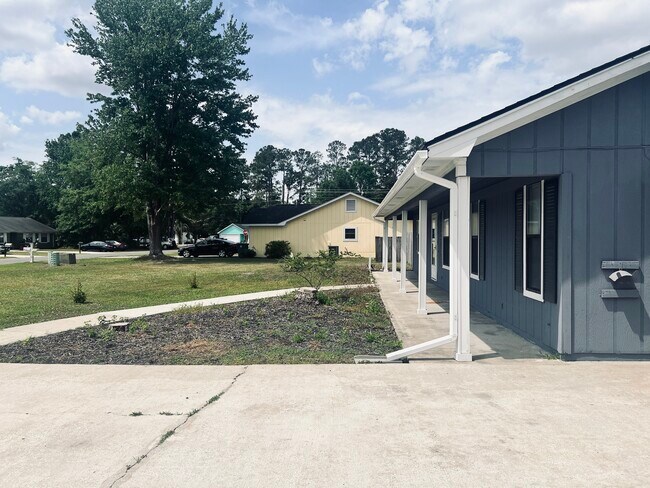Foto del edificio - 103 Willow Lake Dr