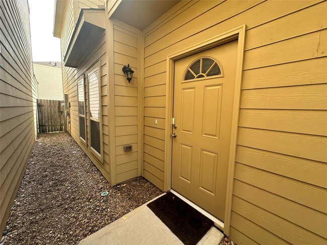 Building Photo - 6042 Wesley Manor Ct