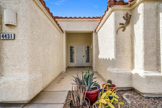 Foto del edificio - Multiple Living Areas 4-Bedroom Retreat with Vaulted Ceilings & No Carpet