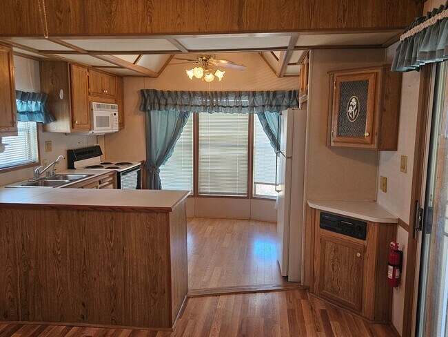 Foto del edificio - 55 + Beautiful Park Model mobile. 2 bedroo...