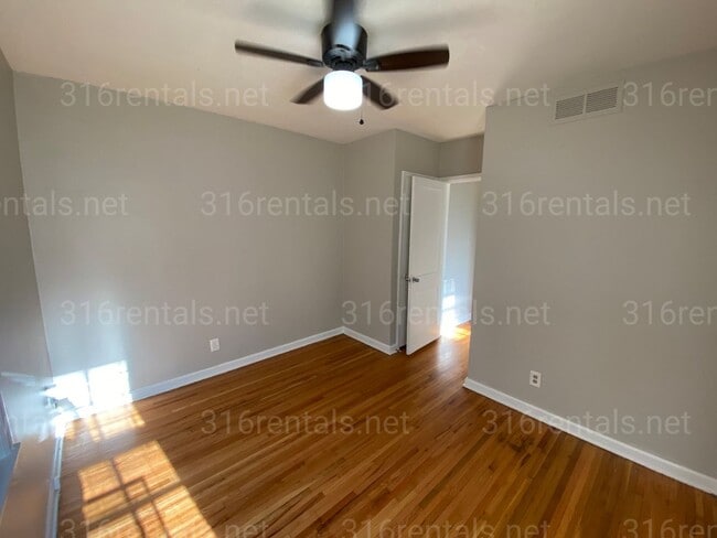 Building Photo - $925 - 2 bedroom / 1 bathroom - Beautiful ...