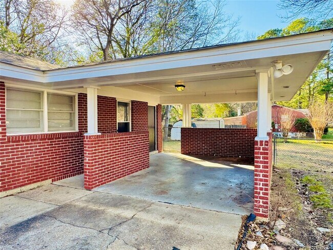 Building Photo - 1100 Lombard Dr