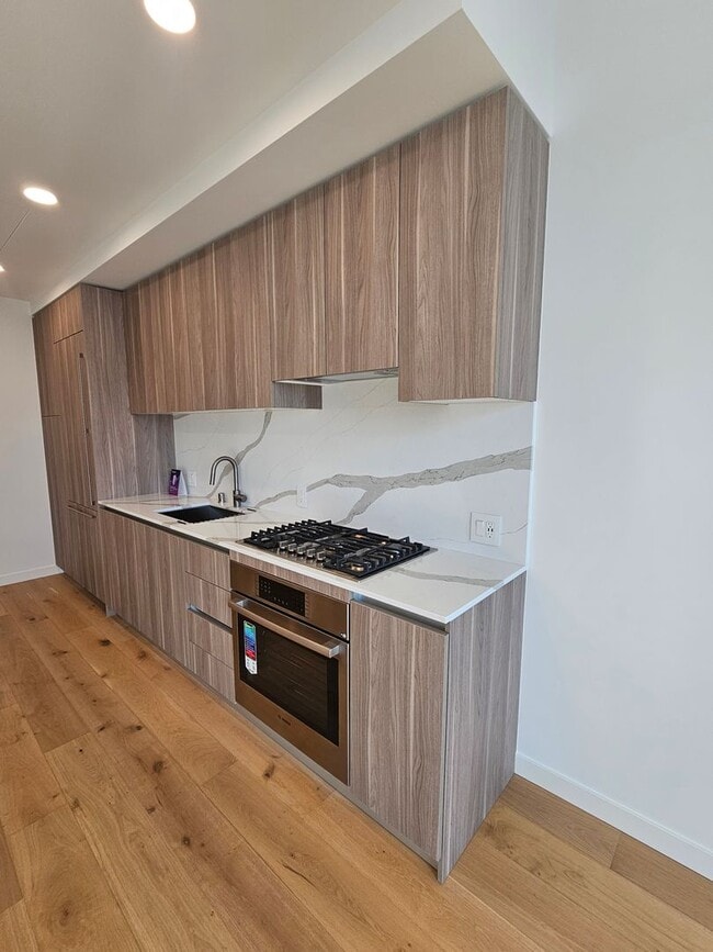 Building Photo - Luxurious High Rise Living in Convenient Downtown Bellevue