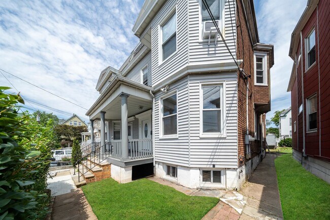Building Photo - 98 Trask Ave