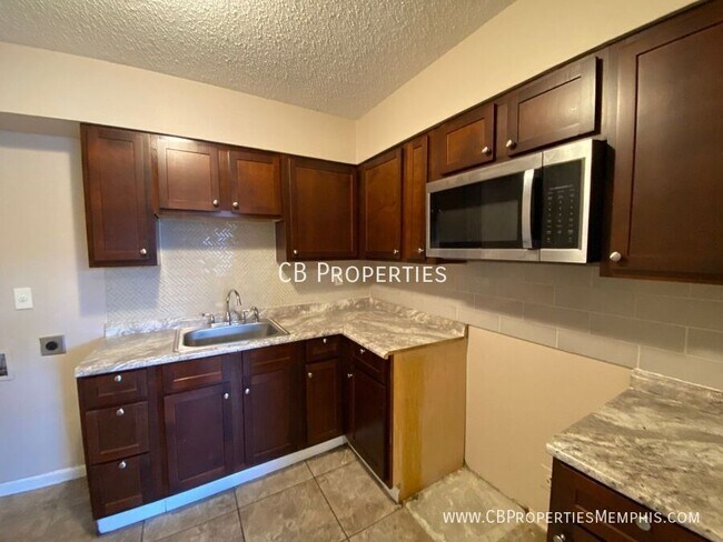 Foto del edificio - 1317 Halcomb Ln