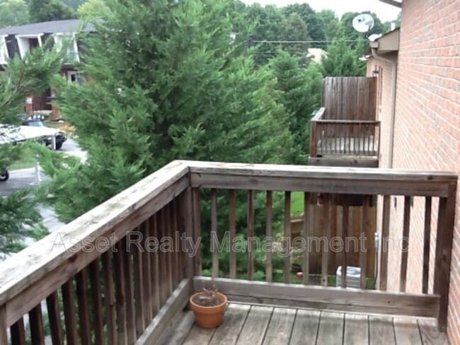 Building Photo - 1667 Maple View Way