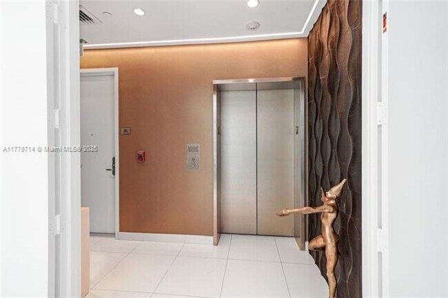 Building Photo - 900 Brickell Key Blvd