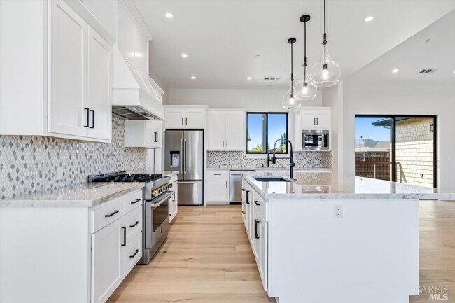 Foto del edificio - Beautiful 3 Bed 2.5 Bath Home in Larkfield Wikiup Neighborhood $5,000 per month!