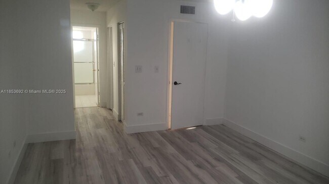 Foto del edificio - 443 NE 195th St
