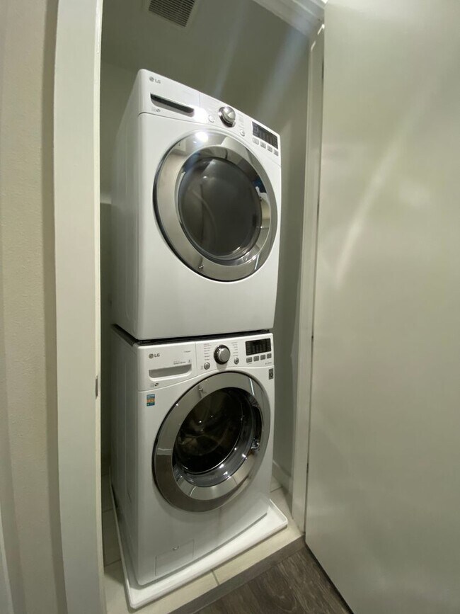 Foto del edificio - Beautiful Home Move in Ready Located minutes from Southtown!