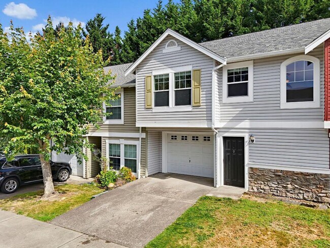 Foto del edificio - Spacious Puyallup Townhouse | 3-Bed Home with Main-Floor Primary Suite & Stainless Steel Appliances!